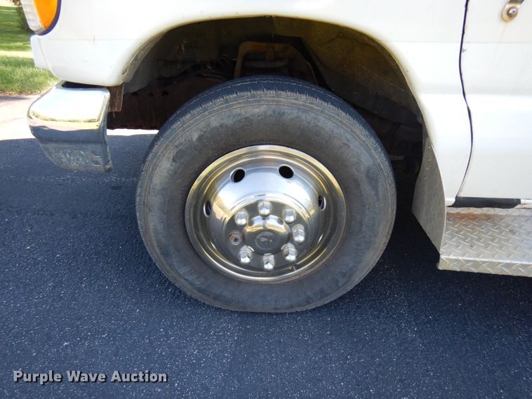 image for item JQ9241 2000 Ford E450 Super Duty  ambulance