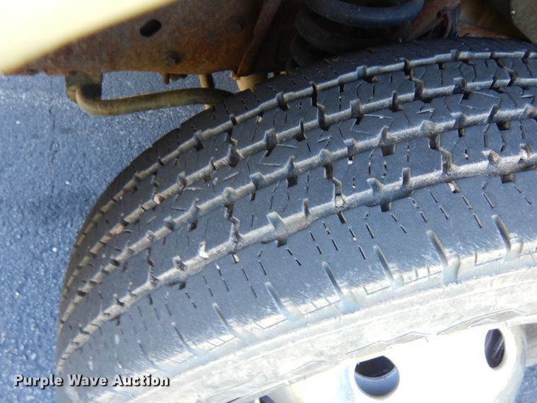 image for item JQ9241 2000 Ford E450 Super Duty  ambulance