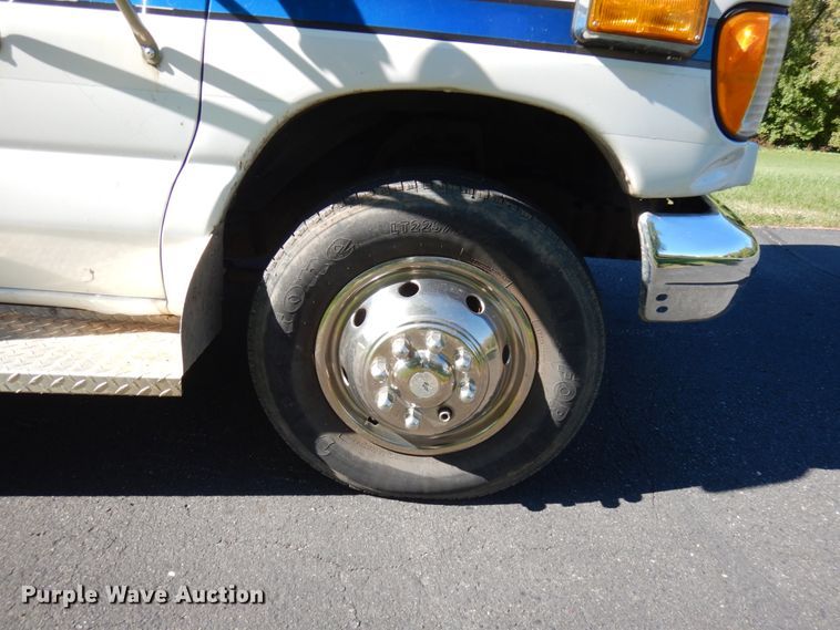 image for item JQ9241 2000 Ford E450 Super Duty  ambulance