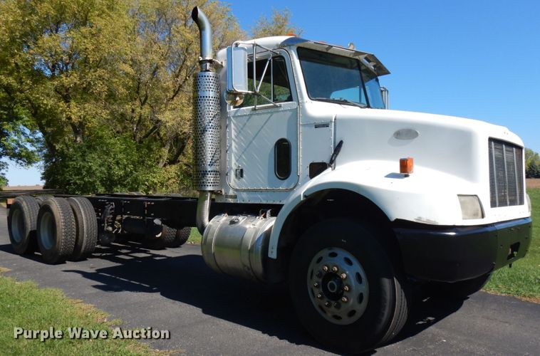 image for item JQ9246 1998 Peterbilt 330  truck cab and chassis