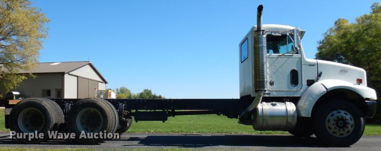 image for item JQ9246 1998 Peterbilt 330  truck cab and chassis