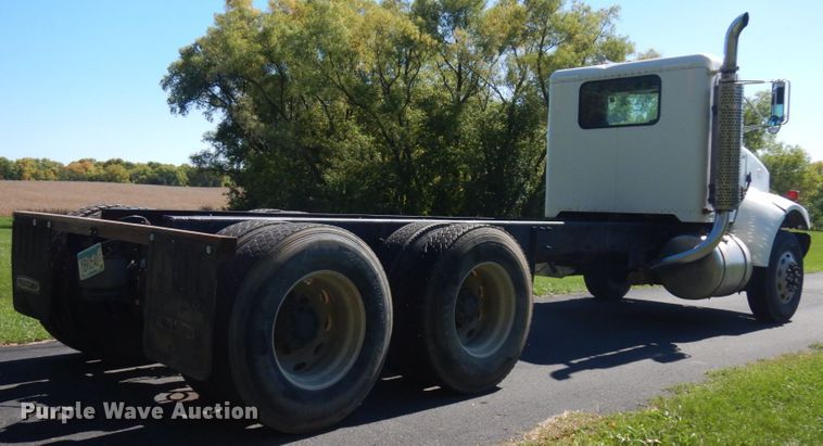 image for item JQ9246 1998 Peterbilt 330  truck cab and chassis