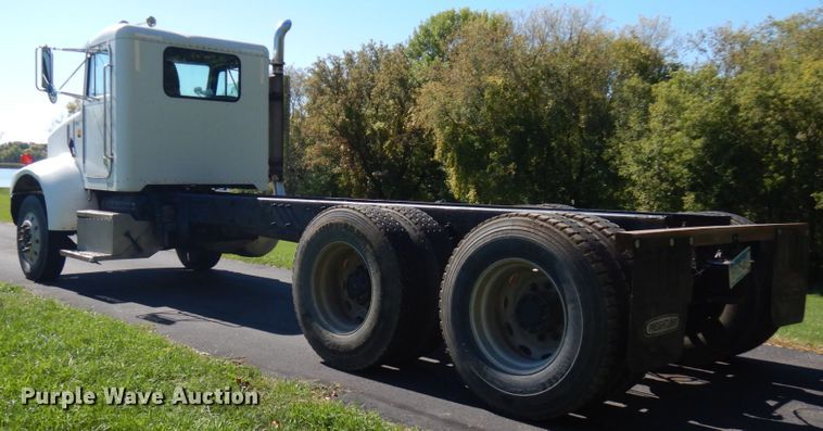 image for item JQ9246 1998 Peterbilt 330  truck cab and chassis