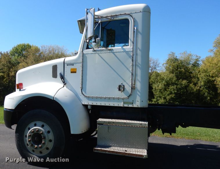 image for item JQ9246 1998 Peterbilt 330  truck cab and chassis