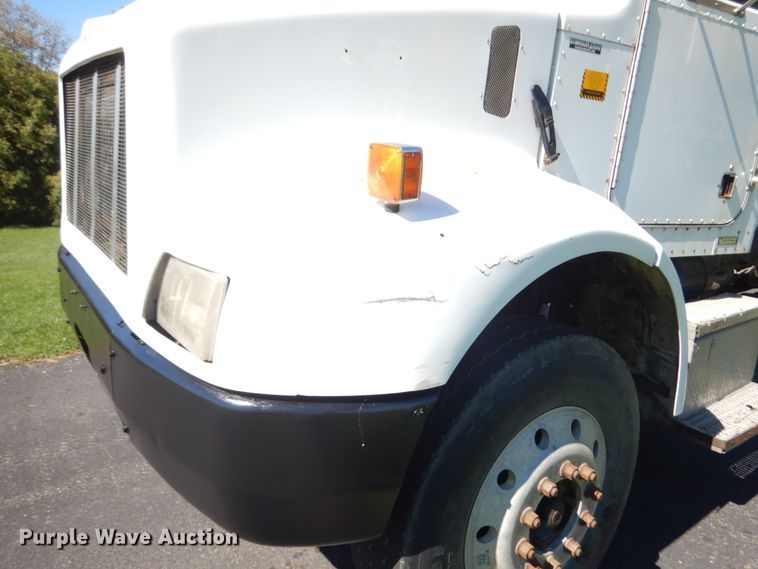 image for item JQ9246 1998 Peterbilt 330  truck cab and chassis