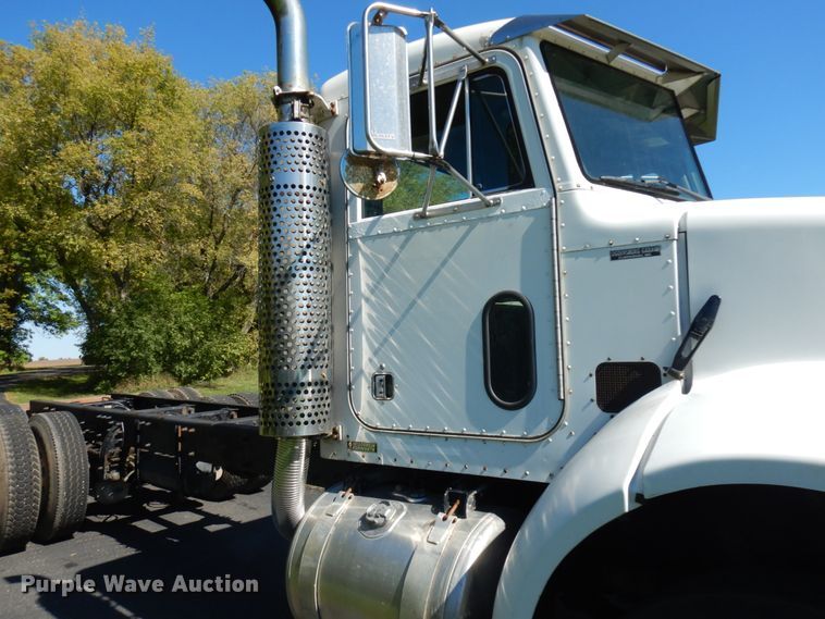 image for item JQ9246 1998 Peterbilt 330  truck cab and chassis