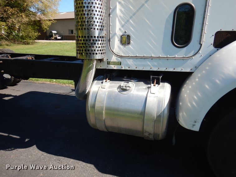 image for item JQ9246 1998 Peterbilt 330  truck cab and chassis