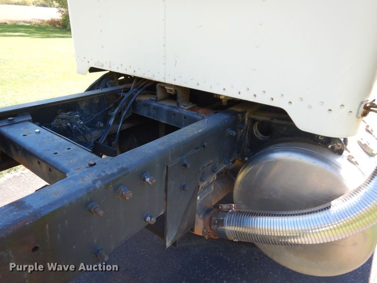 image for item JQ9246 1998 Peterbilt 330  truck cab and chassis