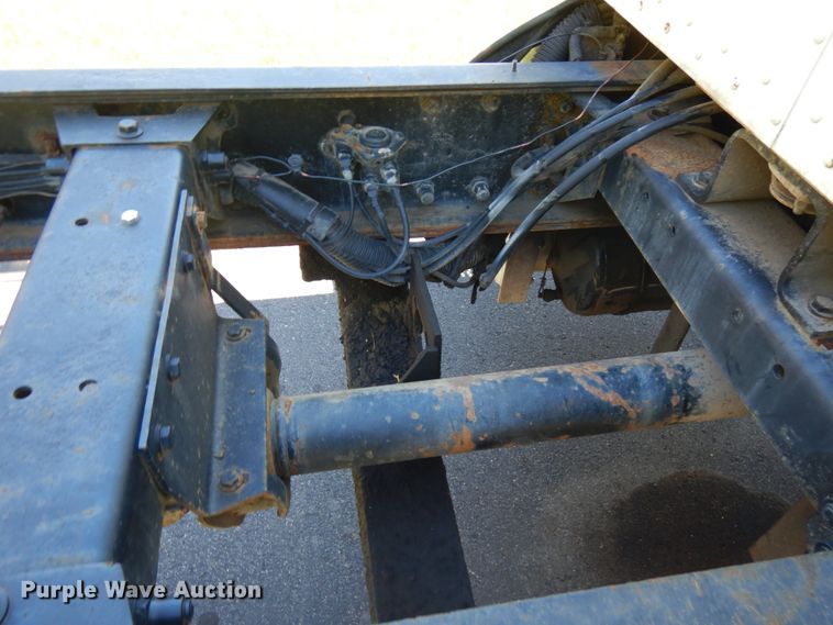 image for item JQ9246 1998 Peterbilt 330  truck cab and chassis