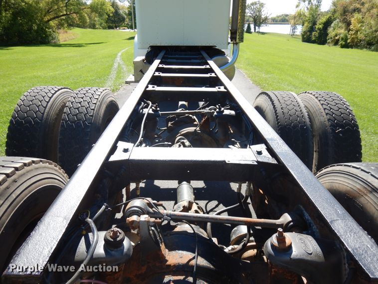 image for item JQ9246 1998 Peterbilt 330  truck cab and chassis