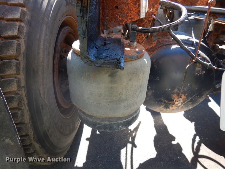 image for item JQ9246 1998 Peterbilt 330  truck cab and chassis