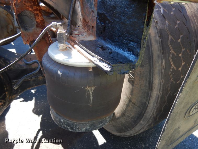 image for item JQ9246 1998 Peterbilt 330  truck cab and chassis