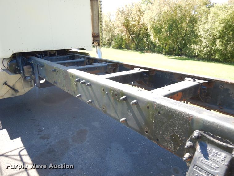 image for item JQ9246 1998 Peterbilt 330  truck cab and chassis