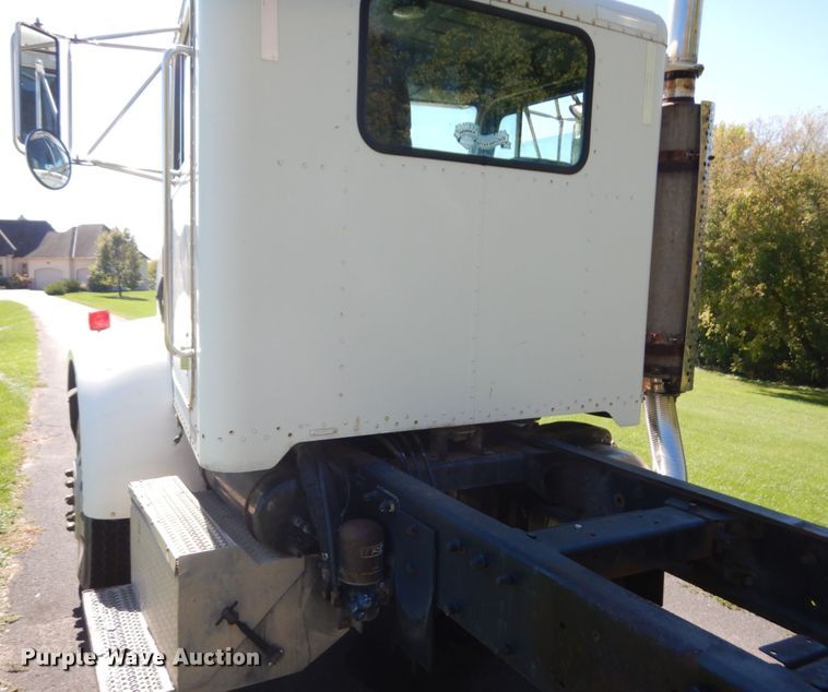 image for item JQ9246 1998 Peterbilt 330  truck cab and chassis