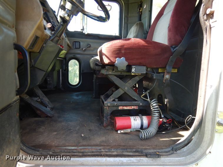 image for item JQ9246 1998 Peterbilt 330  truck cab and chassis