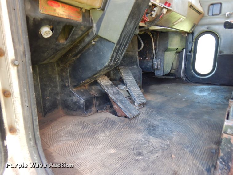 image for item JQ9246 1998 Peterbilt 330  truck cab and chassis