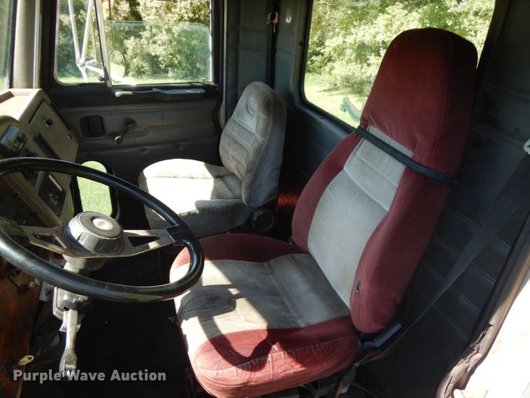 image for item JQ9246 1998 Peterbilt 330  truck cab and chassis