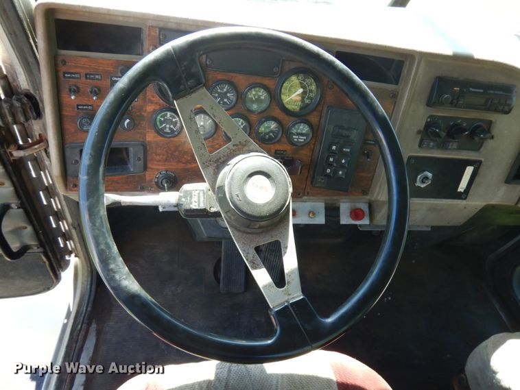 image for item JQ9246 1998 Peterbilt 330  truck cab and chassis