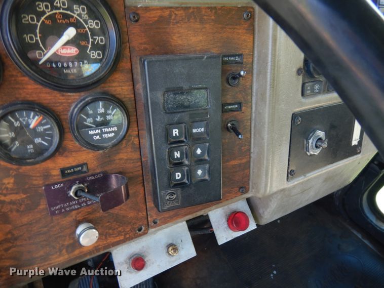 image for item JQ9246 1998 Peterbilt 330  truck cab and chassis