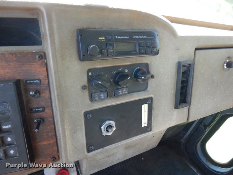 image for item JQ9246 1998 Peterbilt 330  truck cab and chassis