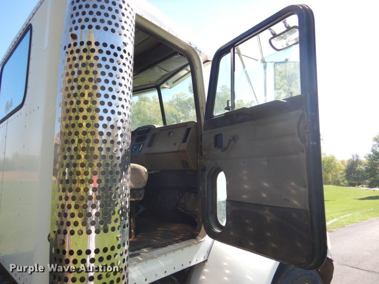 image for item JQ9246 1998 Peterbilt 330  truck cab and chassis