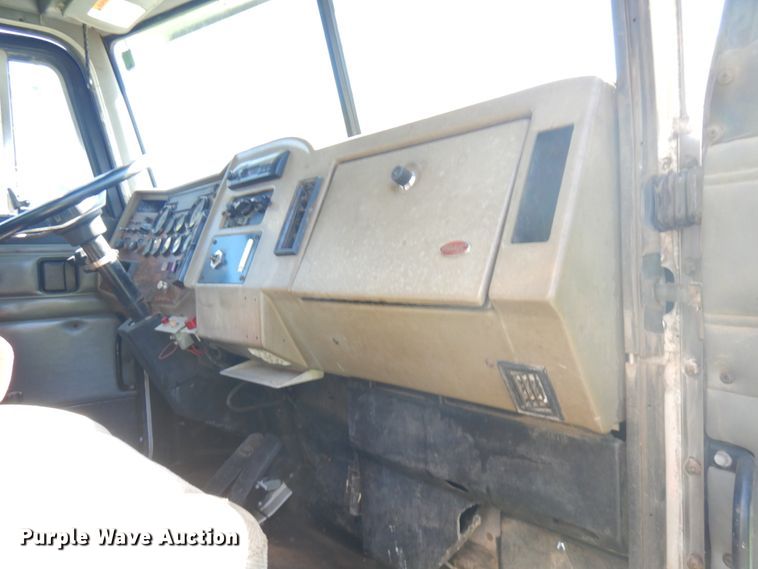 image for item JQ9246 1998 Peterbilt 330  truck cab and chassis