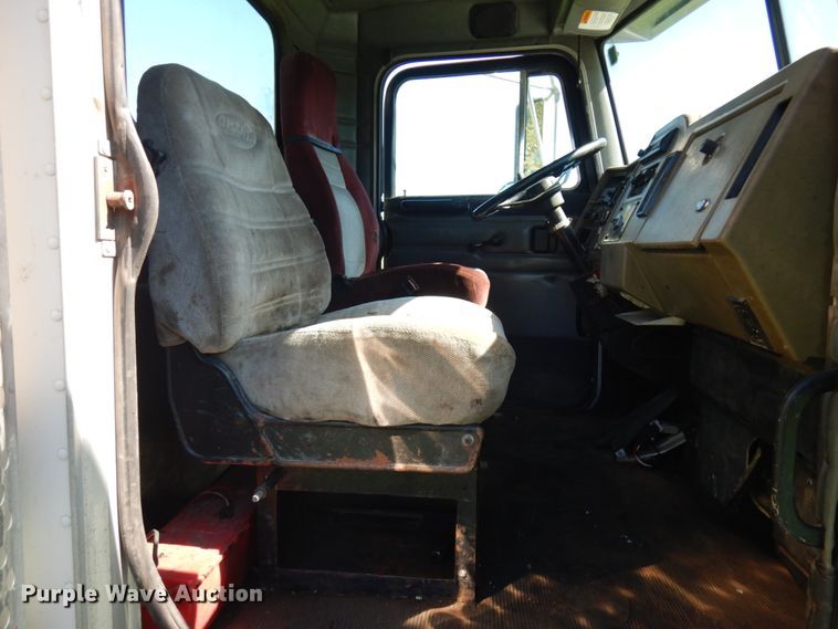 image for item JQ9246 1998 Peterbilt 330  truck cab and chassis