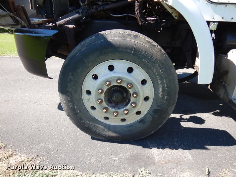 image for item JQ9246 1998 Peterbilt 330  truck cab and chassis