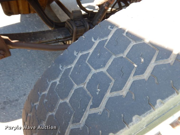 image for item JQ9246 1998 Peterbilt 330  truck cab and chassis