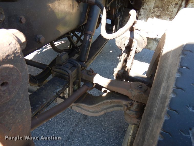 image for item JQ9246 1998 Peterbilt 330  truck cab and chassis