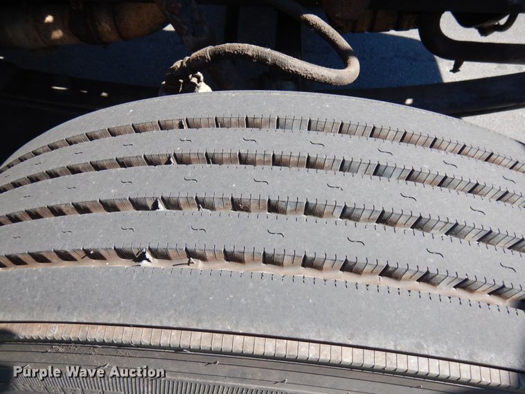 image for item JQ9246 1998 Peterbilt 330  truck cab and chassis