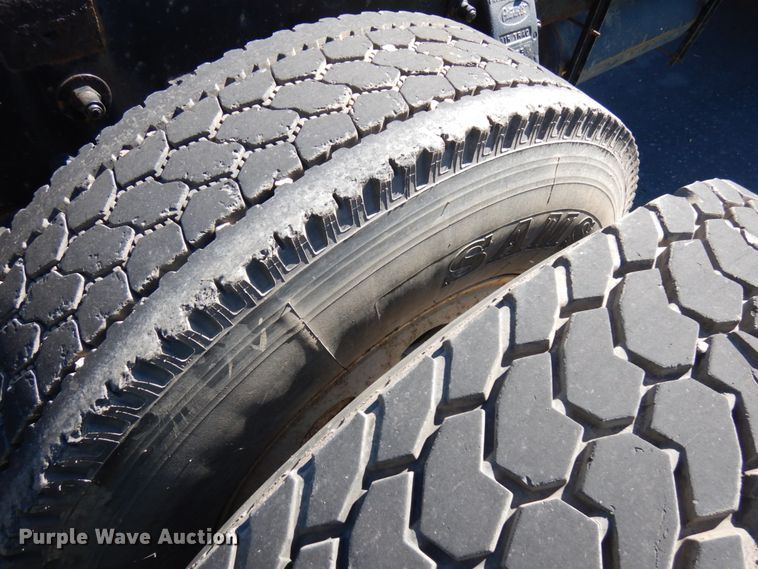 image for item JQ9246 1998 Peterbilt 330  truck cab and chassis