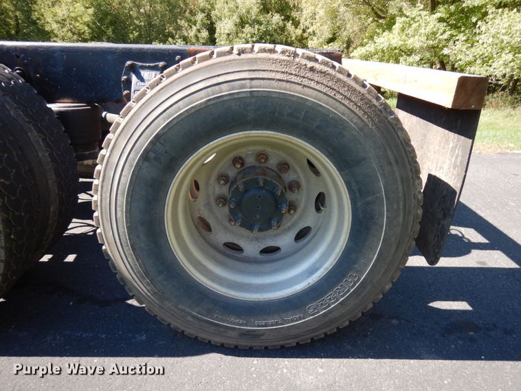 image for item JQ9246 1998 Peterbilt 330  truck cab and chassis