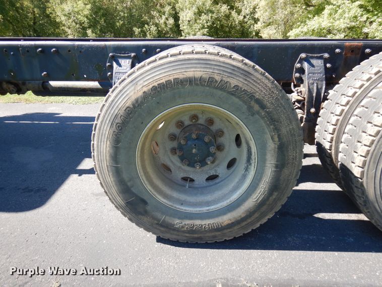 image for item JQ9246 1998 Peterbilt 330  truck cab and chassis