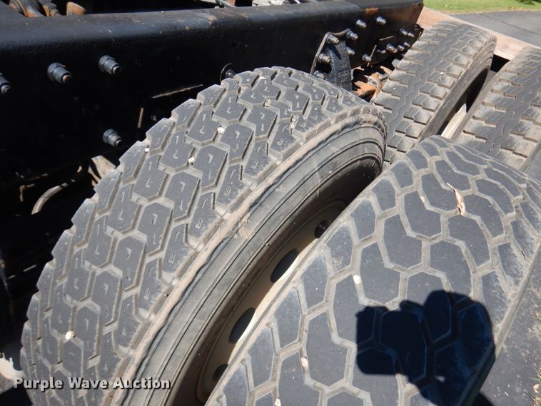 image for item JQ9246 1998 Peterbilt 330  truck cab and chassis