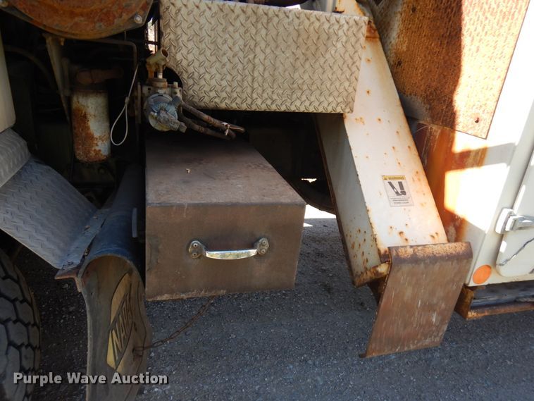 image for item JQ9248 1994 Simon-Duplex 98005-94  bucket truck