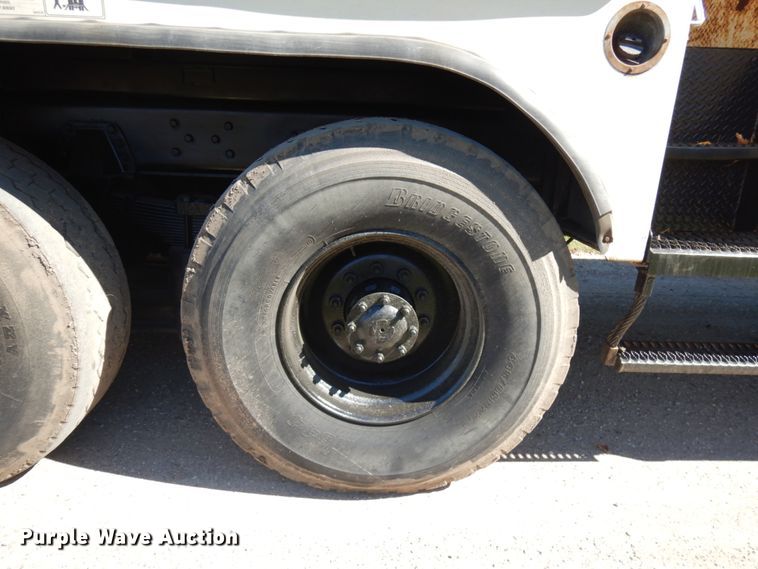 image for item JQ9248 1994 Simon-Duplex 98005-94  bucket truck