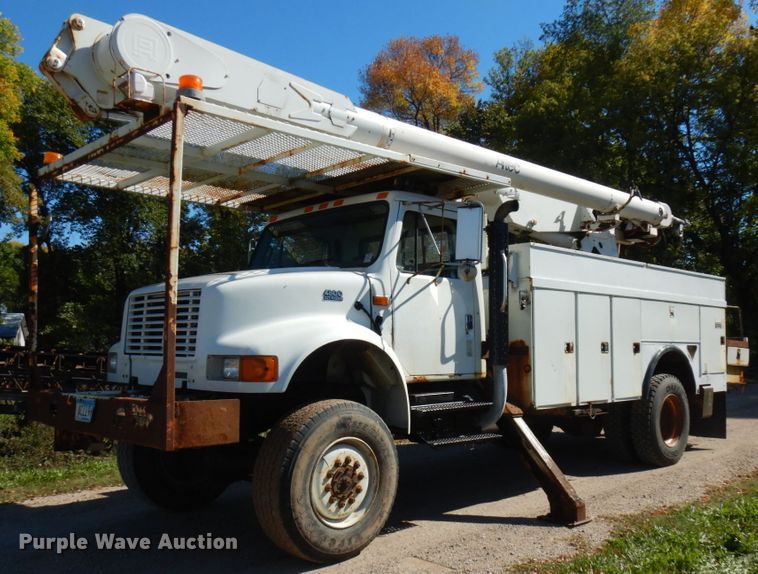 image for item JQ9249 2001 International 4800  bucket truck