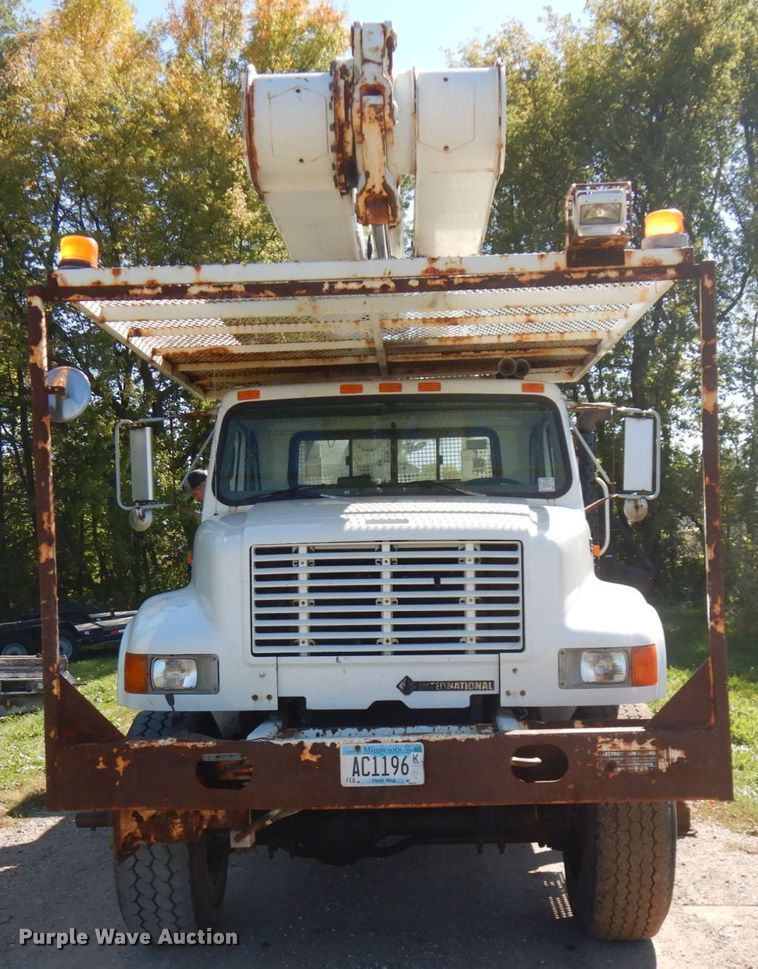 image for item JQ9249 2001 International 4800  bucket truck