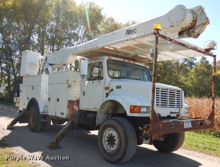 image for item JQ9249 2001 International 4800  bucket truck