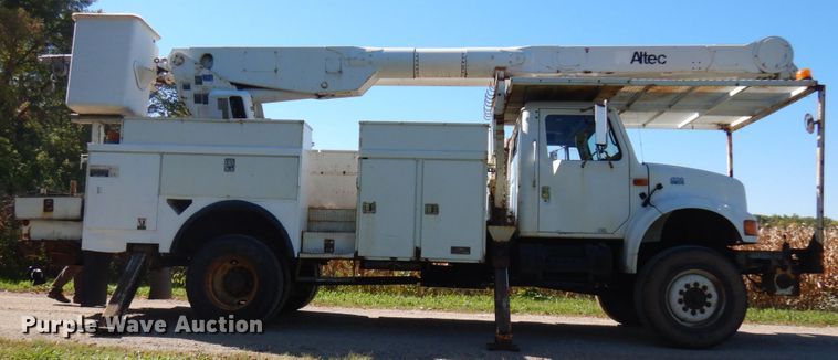 image for item JQ9249 2001 International 4800  bucket truck