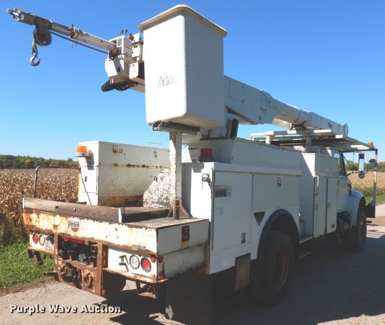 image for item JQ9249 2001 International 4800  bucket truck