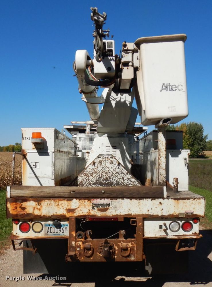 image for item JQ9249 2001 International 4800  bucket truck
