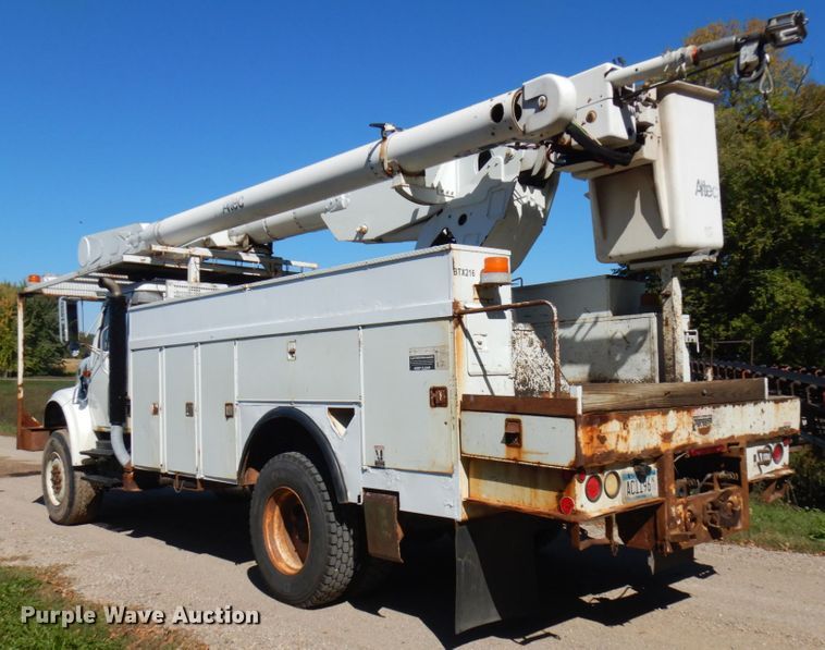 image for item JQ9249 2001 International 4800  bucket truck