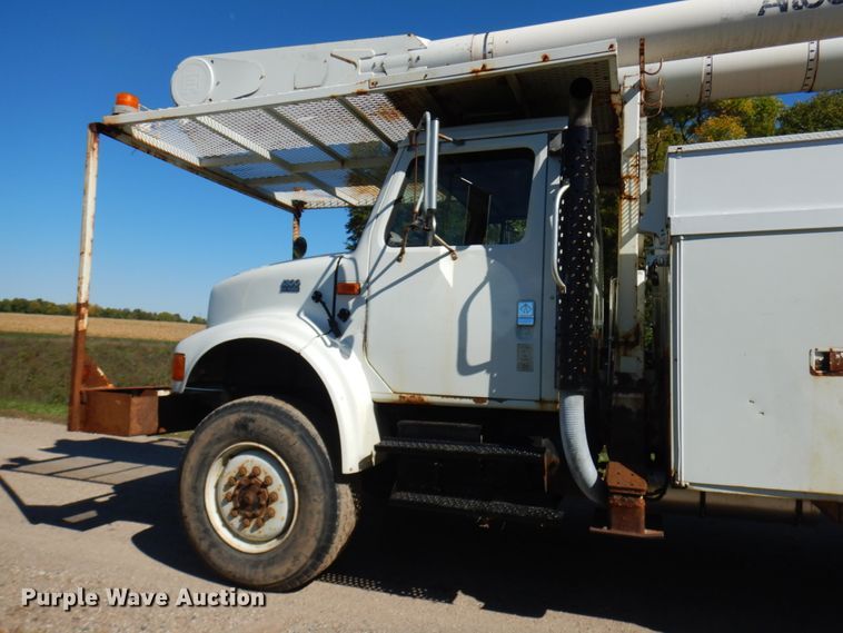 image for item JQ9249 2001 International 4800  bucket truck