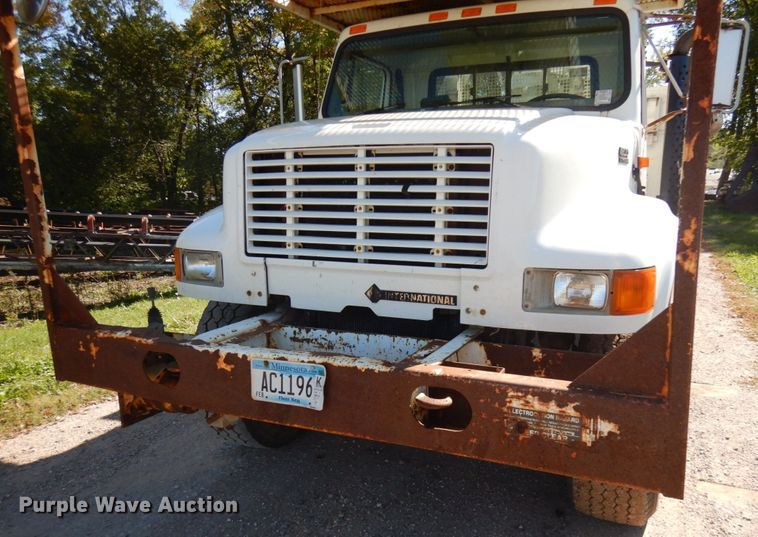 image for item JQ9249 2001 International 4800  bucket truck