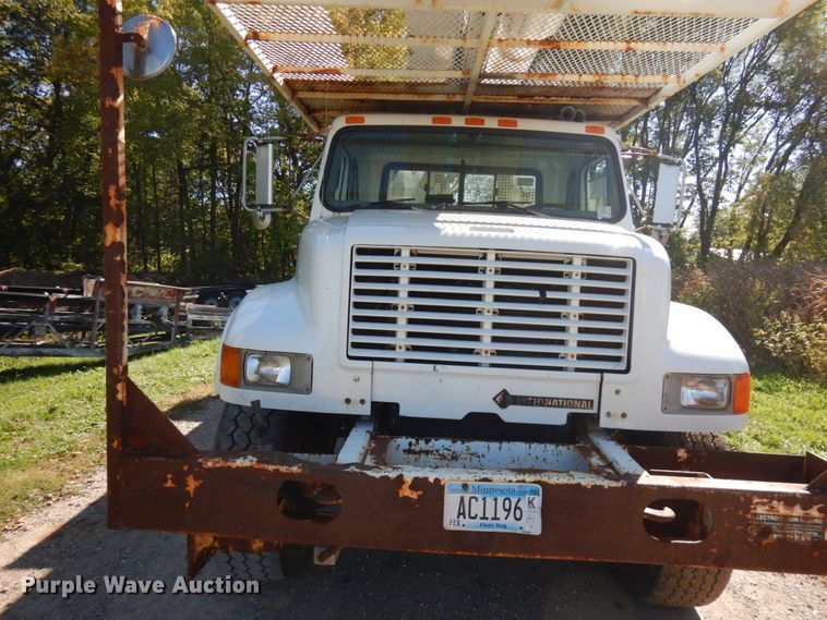 image for item JQ9249 2001 International 4800  bucket truck