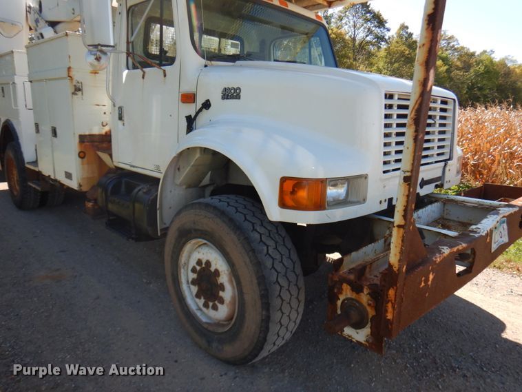 image for item JQ9249 2001 International 4800  bucket truck