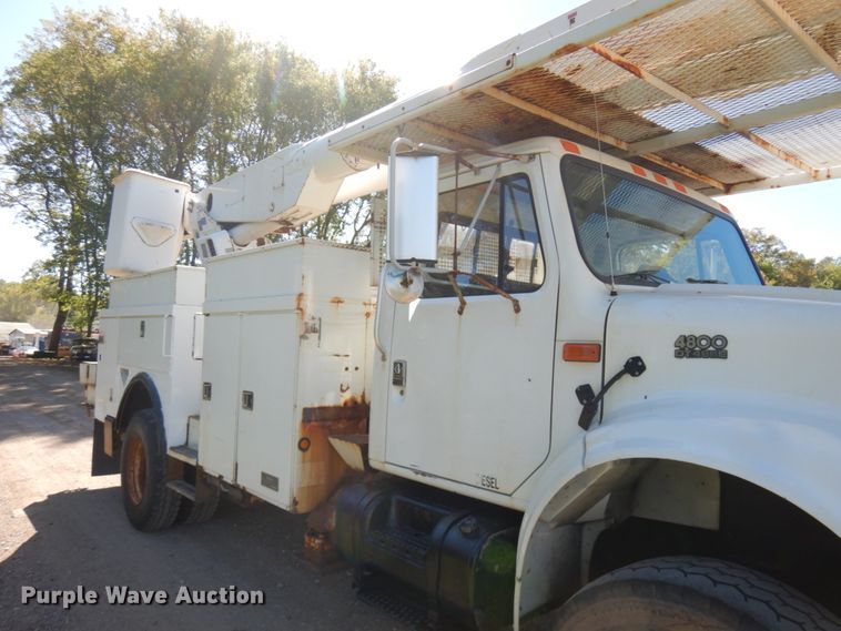 image for item JQ9249 2001 International 4800  bucket truck