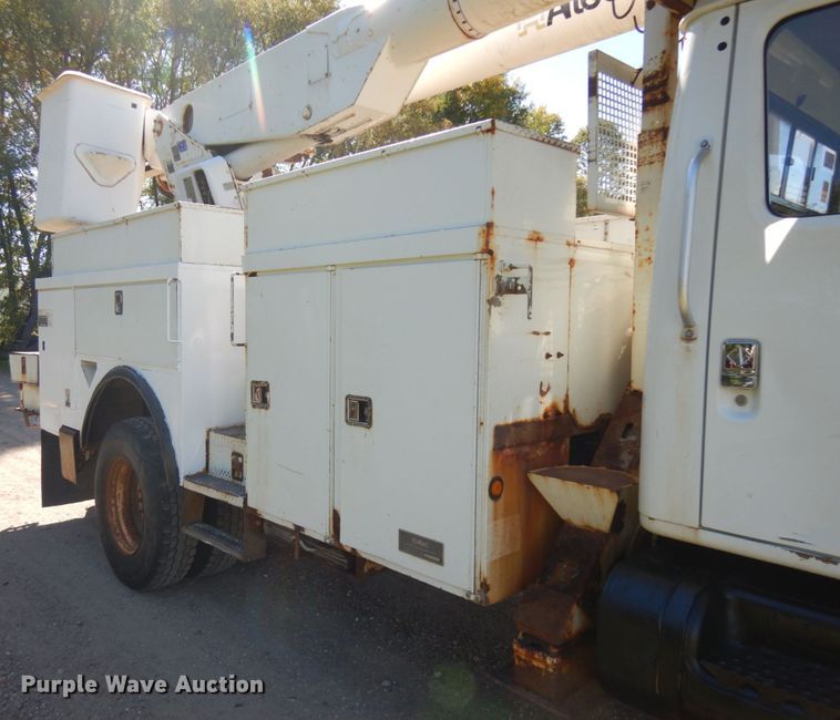 image for item JQ9249 2001 International 4800  bucket truck